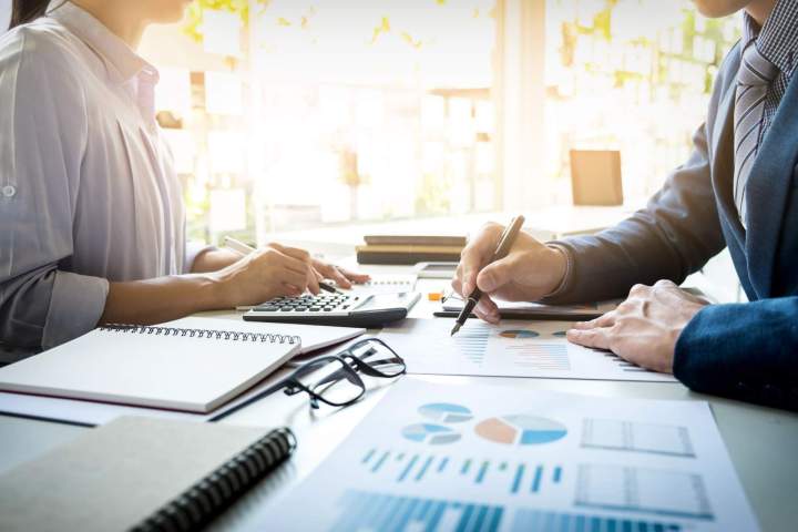 l inspecteur financier et le secretaire d entreprise font rapport calculent ou verifient l equilibre document de verification de l inspecteur du service de recettes internes concept d audit