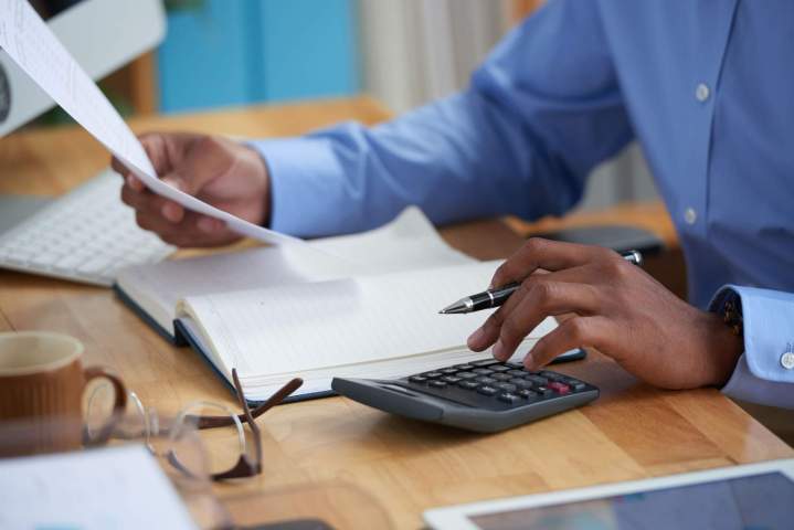 vue laterale d un homme recadre travaillant sur le rapport financier